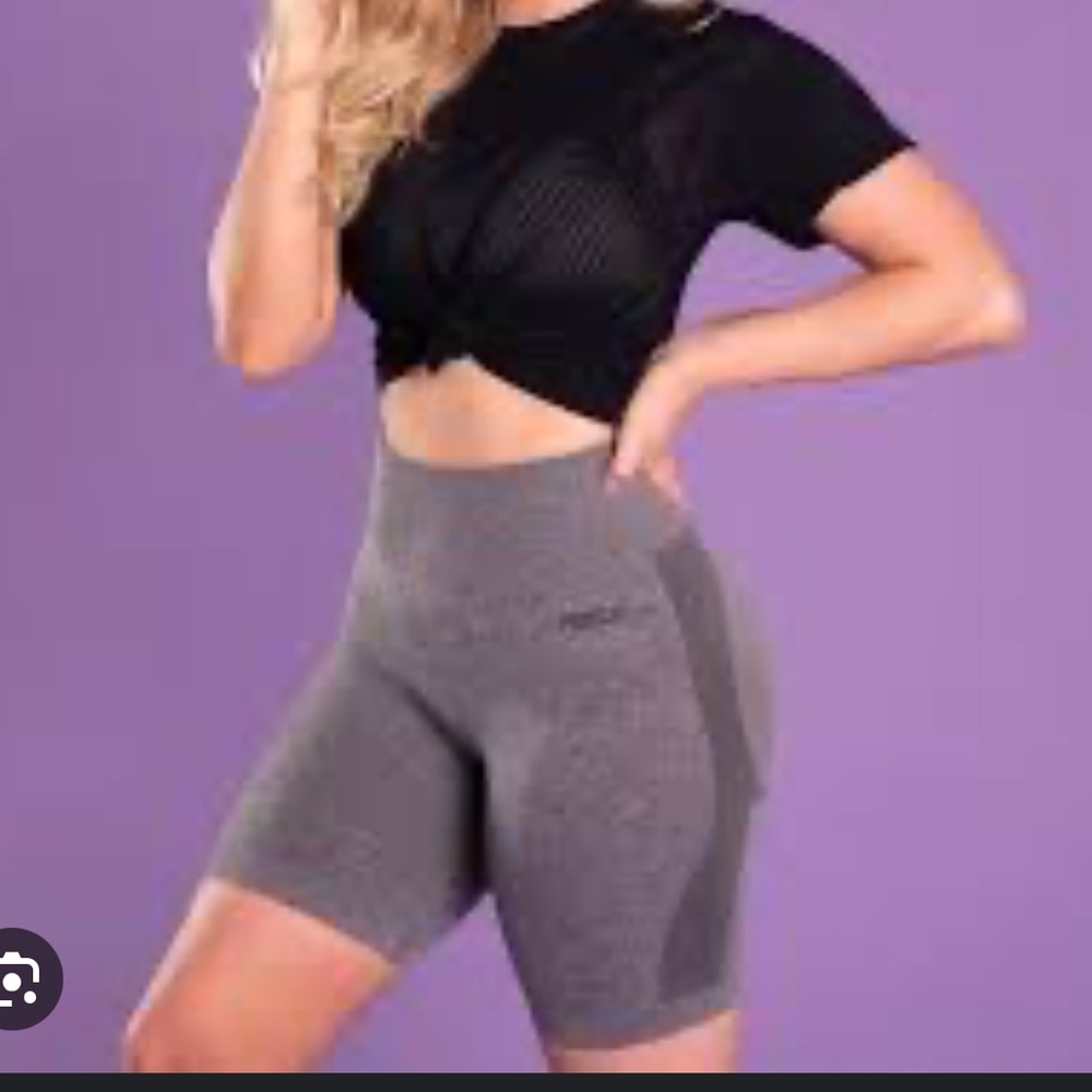 Pursue Fitness x HOPESCOPE Seamless bike shorts.